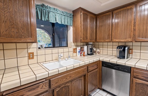 Summit Estates Cabin | Snow Summit Getaway - 2-bedroom in Big Bear Lake, Walk to Slopes, Cable TV, Deck, BBQ, Views