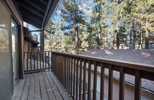 Summit Estates Cabin | Snow Summit Getaway - 2-bedroom in Big Bear Lake, Walk to Slopes, Cable TV, Deck, BBQ, Views