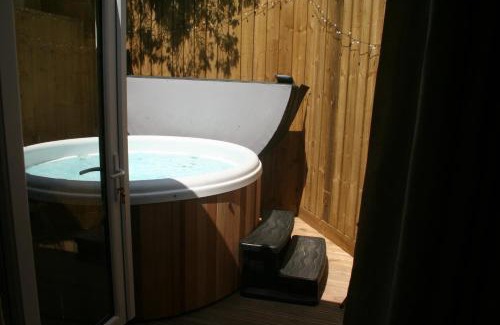 Mawr House | Snow Whites House - Farm Park Stay with Hot Tub