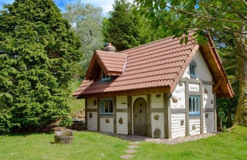 Mawr House | Snow Whites House - Farm Park Stay with Hot Tub