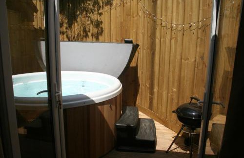 Mawr House | Snow Whites House - Farm Park Stay with Hot Tub