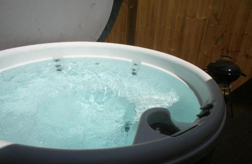 Mawr House | Snow Whites House - Farm Park Stay with Hot Tub