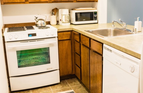 Glacier Condo | Snowater Resort ~ King Bed, Wood Fireplace, WIFI, Pet friendly. Pool and clubhouse access!