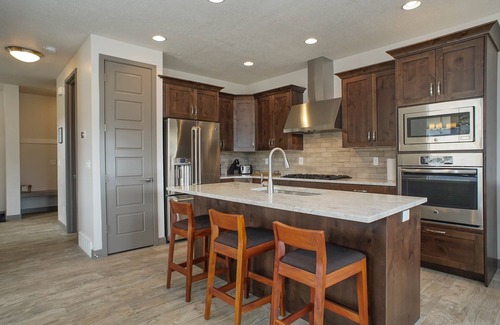 Huntsville House | Snowbasin Lodging with Private Hot Tub EW1