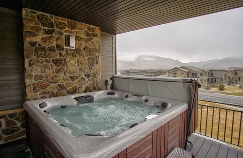 Huntsville House | Snowbasin Lodging with Private Hot Tub EW1
