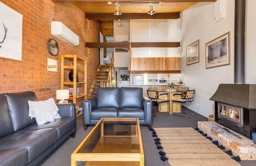 Jindabyne House | Snowbird 1 - Charming 2BR Townhouse l Lake Views l Air-Con l Off-Street Parking