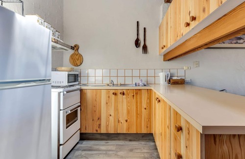 Jindabyne House | Snowbird 1 - Charming 2BR Townhouse l Lake Views l Air-Con l Off-Street Parking