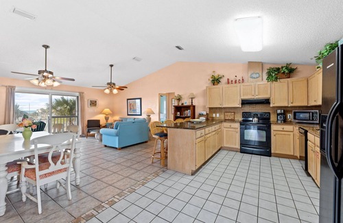 East End House | Snowbird close to the beach with private pool