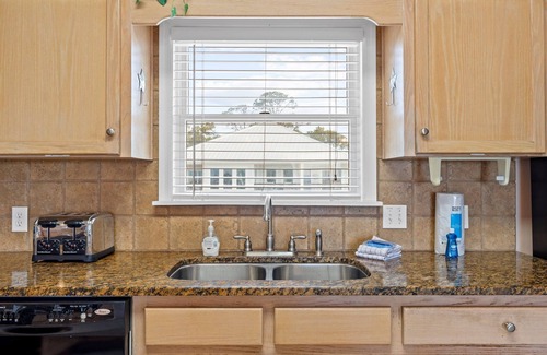 East End House | Snowbird close to the beach with private pool