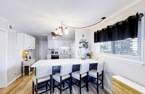 North Myrtle Beach Condo | Snowbird-friendly condo with balcony, ocean view, beach access & pool