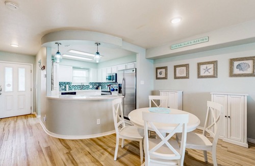 Corpus Christi House | Snowbird-friendly sound-front townhouse near beach with pool, patio, sound views