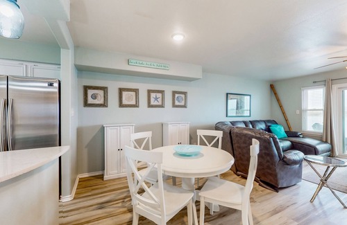 Corpus Christi House | Snowbird-friendly sound-front townhouse near beach with pool, patio, sound views