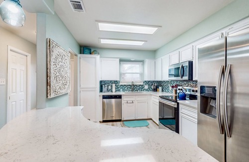 Corpus Christi House | Snowbird-friendly sound-front townhouse near beach with pool, patio, sound views