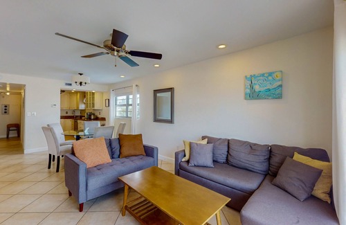 South Beach Condo | Snowbird-Friendly Condo with WiFi, Central AC- Short Walk to the Beach