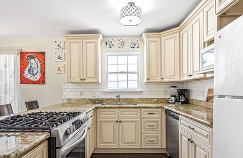 Mid-City House | Snowbird-friendly home with central AC & washer/dryer - dogs welcome