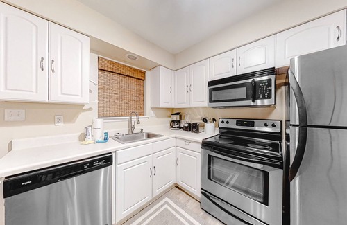 Orange Beach Condo | Snowbird-Friendly Condo w/Private Balcony, Gas Grill, Jetted Tub, Shared Pool