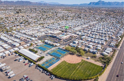 East Mesa House | Snowbird's Delight. Great 55+ community. Park Model home w/unlimited pickleball!