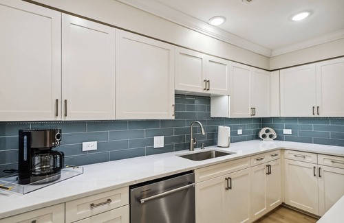 Destin Condo | SNOWBIRD! | Shore Elegance @ Destin Towers | Gulf Front | Perfect Location | Pool & Hot Tub