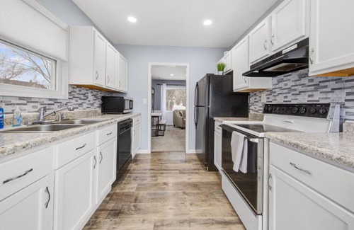 Madelia House | Snowbound Cottage - free wifi, deck, grill, private parking