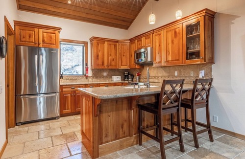 Mammoth Lakes House | Snowcreek #482 - Updated ! 3 Bedroom + Loft, 2 Bathroom, Sleeps 10!