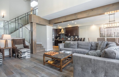 Mammoth Lakes House | Snowcreek #754 Luxury updated & remodeled, 3 bedroom, 3 1/2 bath + den townhome