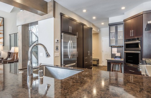 Mammoth Lakes House | Snowcreek #754 Luxury updated & remodeled, 3 bedroom, 3 1/2 bath + den townhome