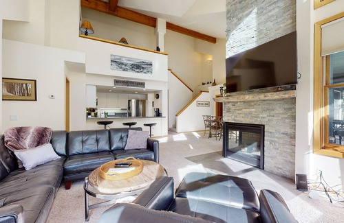 Mammoth Lakes Condo | Snowcreek V 880 Great Views, Beautiful Complex Location, Bright with Private Washer Dryer by RedAwning