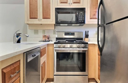 Killington Condo | Snowcub- AC, Pool, Hot tub, Tennis, Grill!