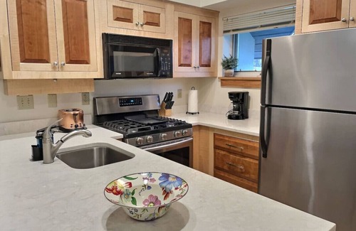 Killington Condo | Snowcub- AC, Pool, Hot tub, Tennis, Grill!