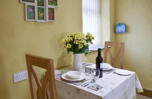 Staveley House | Snowdrop Cottage
