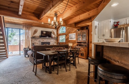 Mammoth Lakes Condo | Snowflower #62 Spacious & Bright, 2 Bedroom & Loft/3 Bath, Sleeps 8