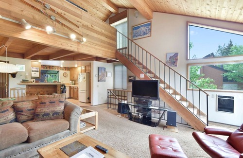 Mammoth Lakes Condo | Snowflower Mammoth Vacation Rental #53: Scenic Meadow Area/WIFI Internet