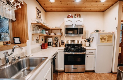 Glacier Cabin | Snowline Cabin #4 - Hot Tub - BBQ - Pets Ok