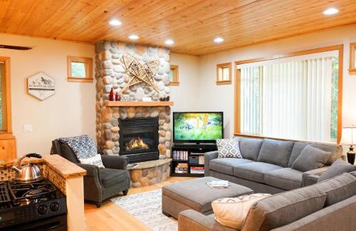 Glacier House | Snowline Hillside Chalet