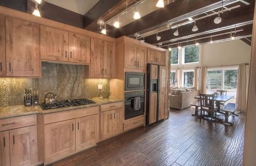 Black Bart House | Snowshoe Chalet 3 Bedroom Cabin by RedAwning