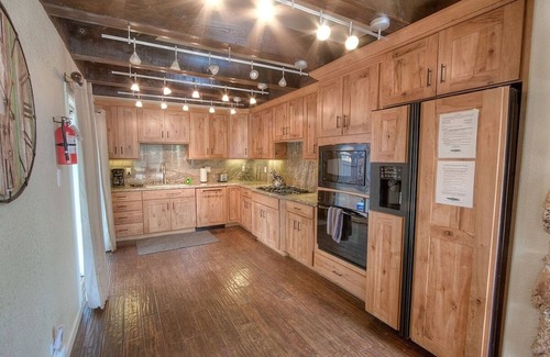 Black Bart House | Snowshoe Chalet 3 Bedroom Cabin by RedAwning