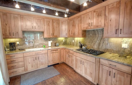 Black Bart House | Snowshoe Chalet 3 Bedroom Cabin by RedAwning