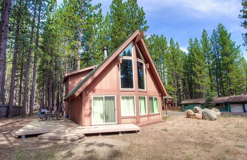 Black Bart House | Snowshoe Chalet 3 Bedroom Cabin by RedAwning