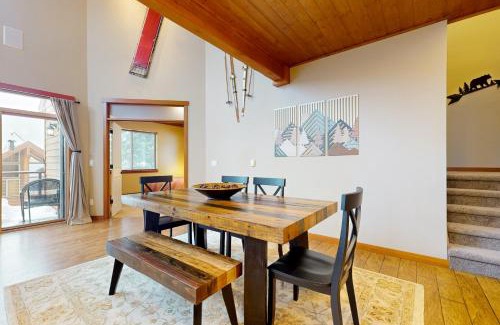 Hyak House | SnowTop Manor