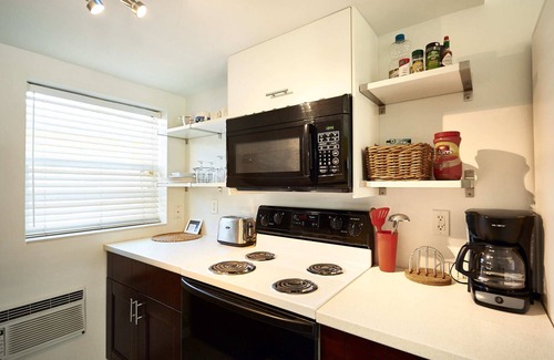 Lauderdale Beach Apartment | Snug Apart Walking Distance to the Beach, F.Lauderdale, Wifi, BBQ, Gated