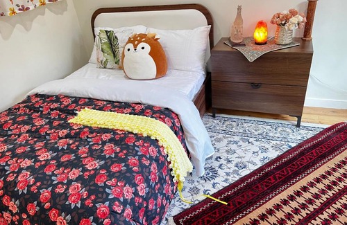 West Vancouver House | Snug Garden Villa; Walk to Beach & shopping Mall