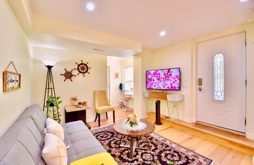 West Vancouver House | Snug Garden Villa; Walk to Beach & shopping Mall