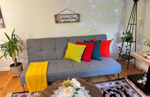 West Vancouver House | Snug Garden Villa; Walk to Beach & shopping Mall