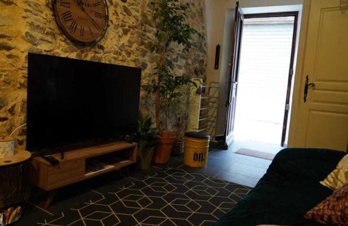 Saint-Chinian House | Snug holiday home in Saint Chinian with fireplace