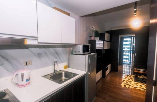 San Antonio Apartment | Snuggle in Style 1 BR condo Makati swim gym 300 Mb