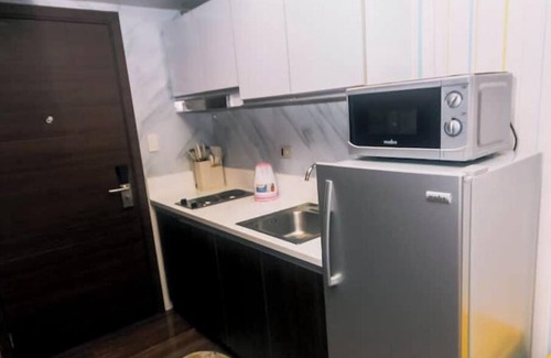 San Antonio Apartment | Snuggle in Style 1 BR condo Makati swim gym 300 Mb