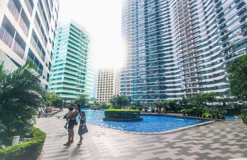 San Antonio Apartment | Snuggle in Style 1 BR condo Makati swim gym 300 Mb