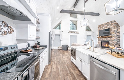 Golden Cabin | Snuggle Inn-Close to NEW Casino, Broken Bow lake, fishing, hiking & eats!