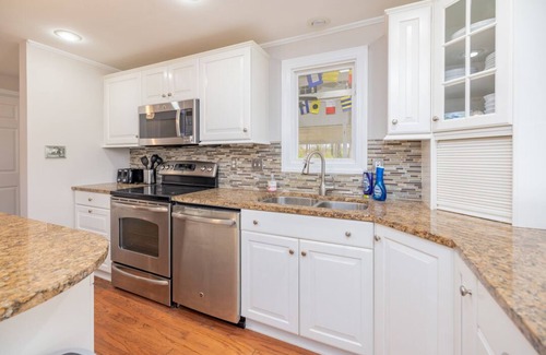 Morristown House | Snuggle Inn | Main Lake | Pet-friendly