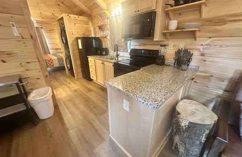 Union Mills Cabin | Snuggle Time -Hot Tub, Fireplace,Hiking,View,Near Asheville ,WiFi